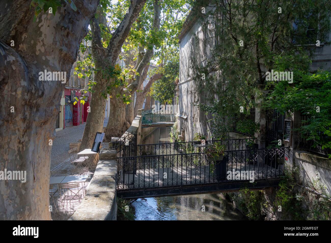 Il ponte di pietra e l'ingresso al ristorante le Lieu, Rue des Teinturiers, Avignone, Francia. Foto Stock