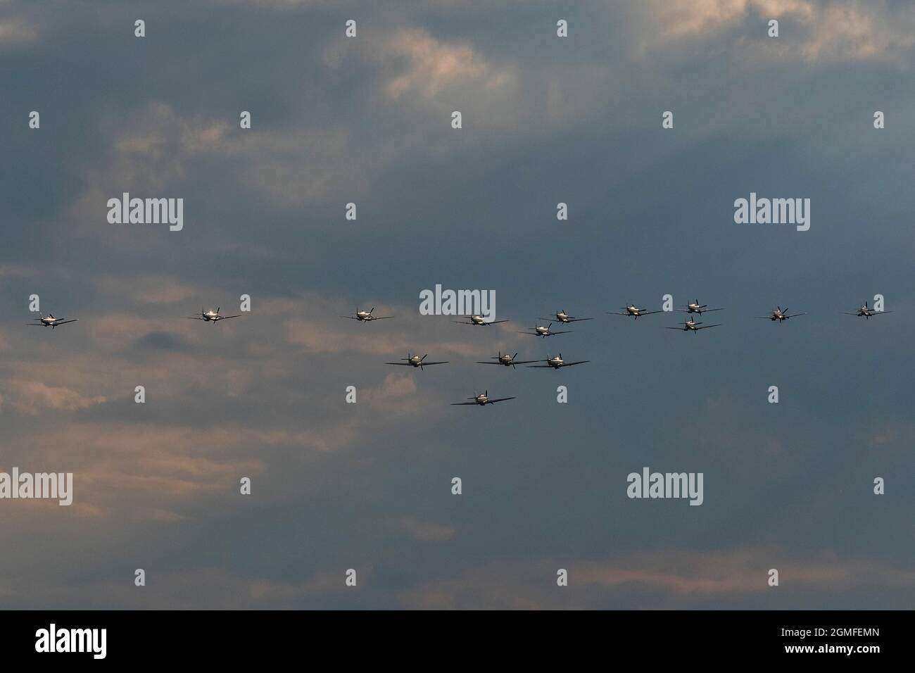 Londra, Regno Unito. 18 settembre 2021. La finale una Grande ala di 12 Spitfire e quattro uragani con uno che si rompe e vola da solo come 'joker' - la Battaglia di Gran Bretagna Air Show presso l'Imperial War Museum (IWM) Duxford. Credit: Guy Bell/Alamy Live News Foto Stock