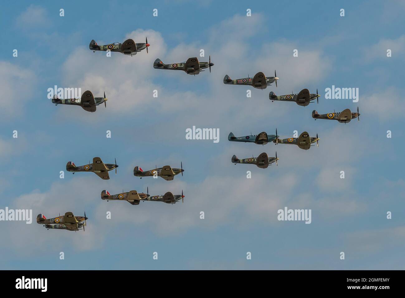 Londra, Regno Unito. 18 settembre 2021. La finale una Grande ala di 12 Spitfire e quattro uragani con uno che si rompe e vola da solo come 'joker' - la Battaglia di Gran Bretagna Air Show presso l'Imperial War Museum (IWM) Duxford. Credit: Guy Bell/Alamy Live News Foto Stock