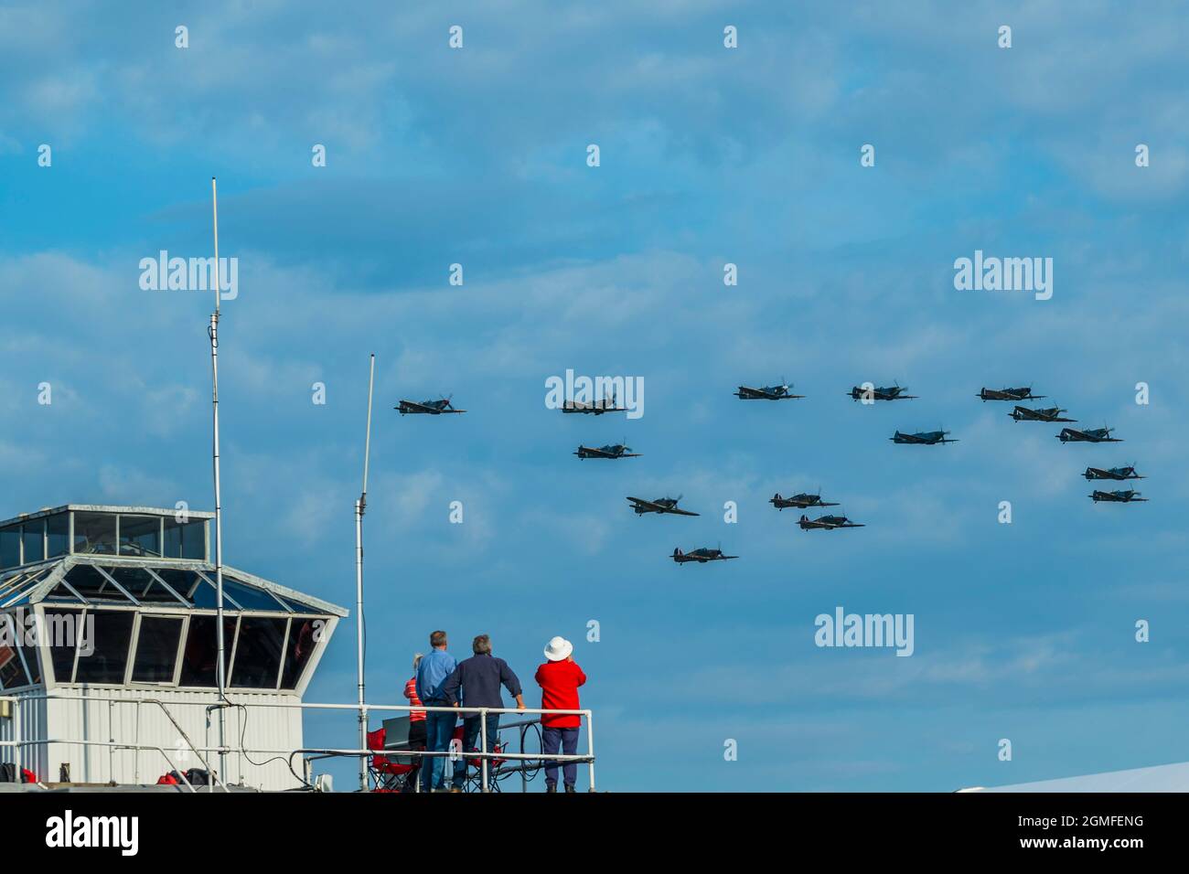 Londra, Regno Unito. 18 settembre 2021. La finale una Grande ala di 12 Spitfire e quattro uragani con uno che si rompe e vola da solo come 'joker' - la Battaglia di Gran Bretagna Air Show presso l'Imperial War Museum (IWM) Duxford. Credit: Guy Bell/Alamy Live News Foto Stock