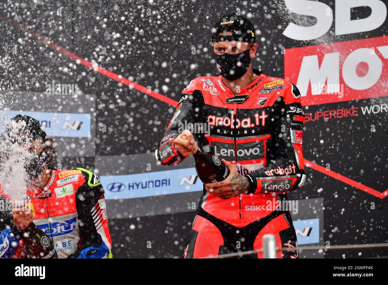 Circuit de Barcelona-Catalunya, Barcellona, Spagna, 18 settembre 2021, n° 1 Scott Redding (il vincitore) .. Prosecco ! Durante Hyundai N Catalunya round FIM Superbike World Championship 2021 - Race1 - World Superbike - SBK Foto Stock