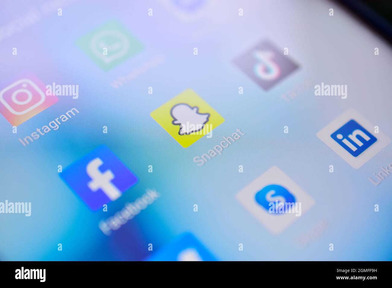 New Delhi, India - 23 aprile 2019: logo snapchat al telefono con molte altre applicazioni di social media. Foto Stock