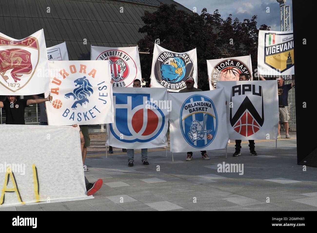 Casalecchio di Reno, Italia. 18 settembre 2021. Flash mob tifosi supporters squadre basket nazionali per ingesso senza limiti ai palazzi dello sport - foto Michele Nucci Credit: Independent Photo Agency/Alamy Live News Foto Stock