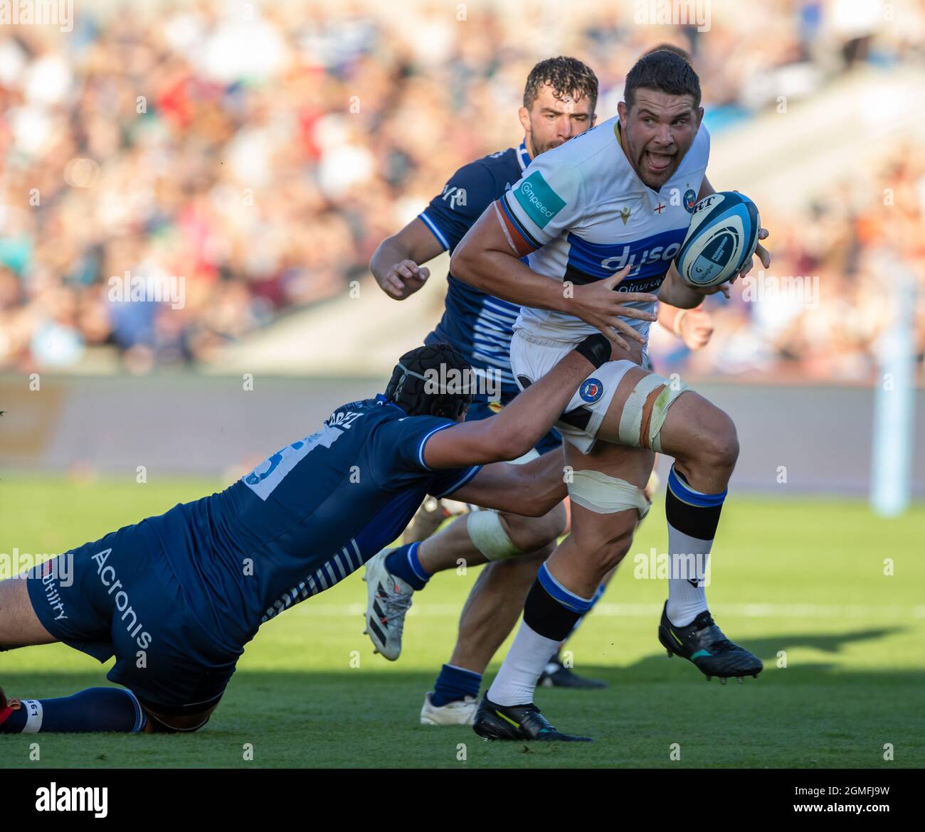 18 settembre 2021; AJ Bell Stadium, Eccles, Greater Manchester, Inghilterra; Gallagher Premiership Rugby, Sales Sharks Versus Bath; Mike Williams di Bath Rugby è affrontato da JP du Preez di sale Sharks Foto Stock