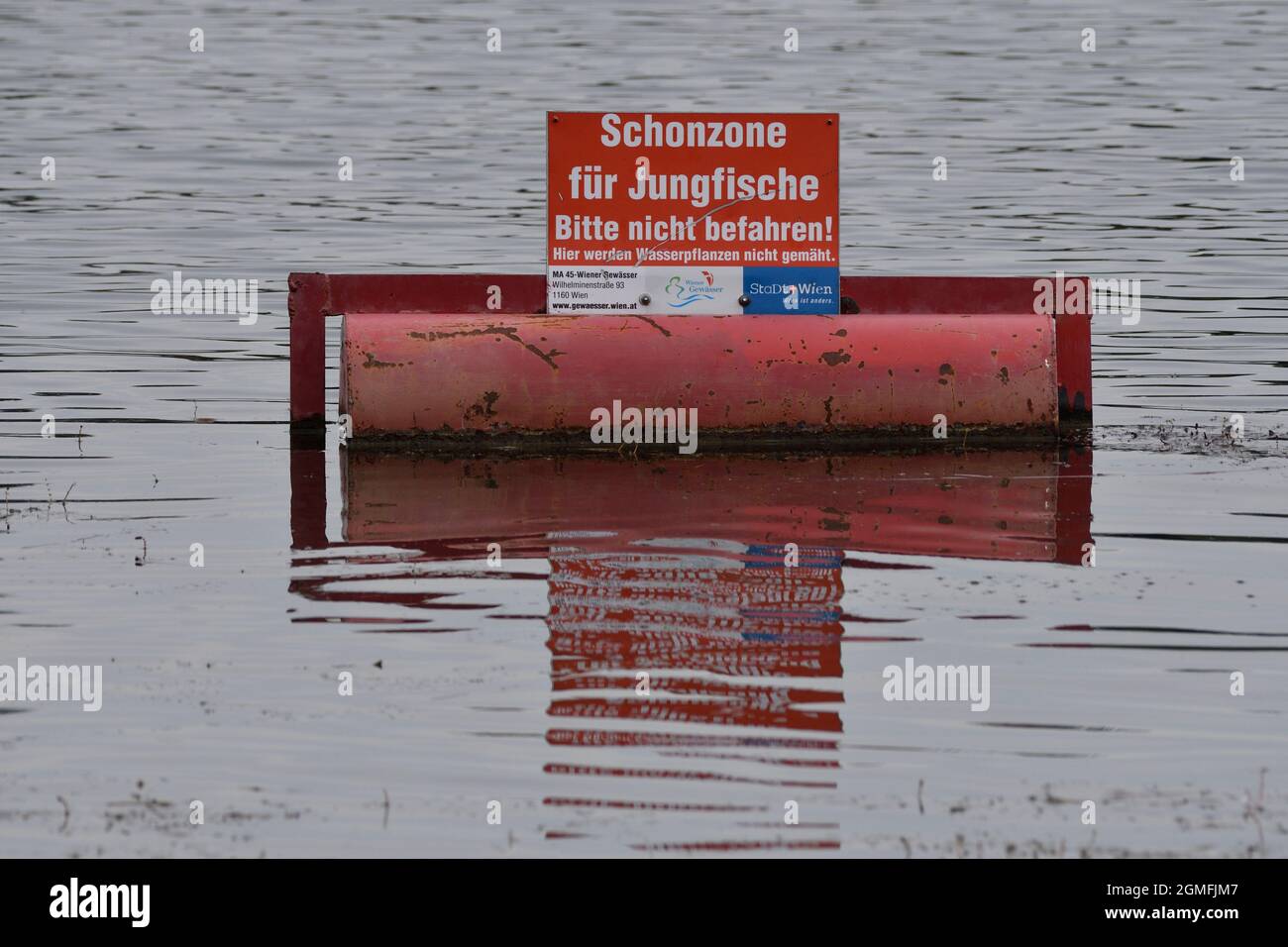 Asse con l'iscrizione zona protetta per i pesci giovani Foto Stock