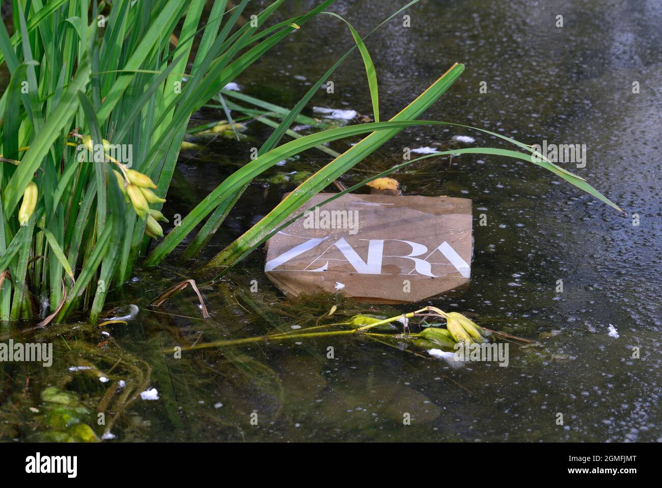 Il sacchetto di supporto di carta si trova nell'acqua Foto Stock