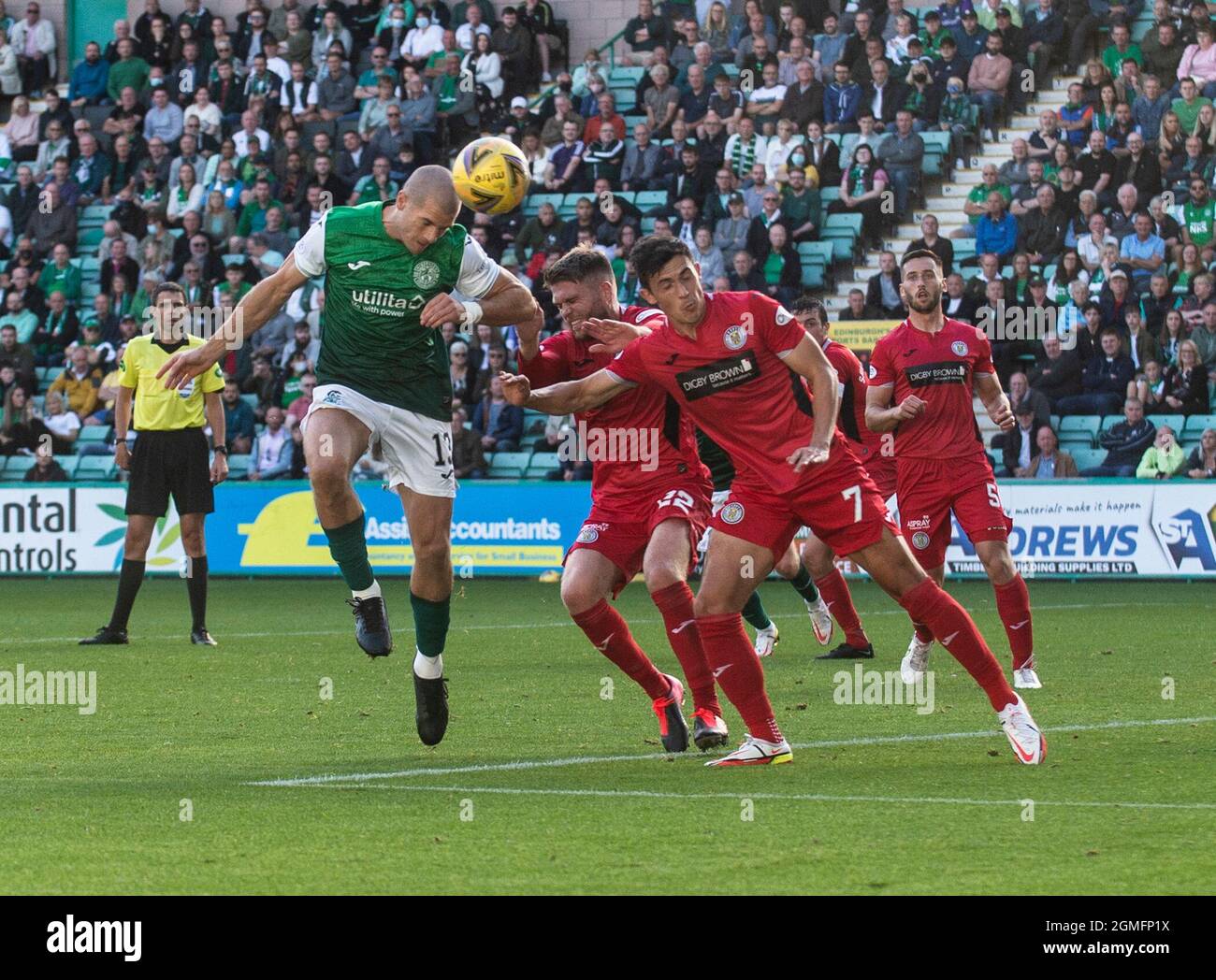 Edimburgo, Regno Unito. 18 settembre 2021. Cinch Premiership - Hibernian contro St Mirren 18/9/2021. L'Hibernian ospita St Mirren nella premiership cinch al Easter Road Stadium di Edimburgo, Midlothian, Regno Unito. PIC mostra: HibsÕ centrocampista cipriota, Alex Gogic, vince la palla nella casella visitorÕs. Credit: Ian Jacobs/Alamy Live News Foto Stock
