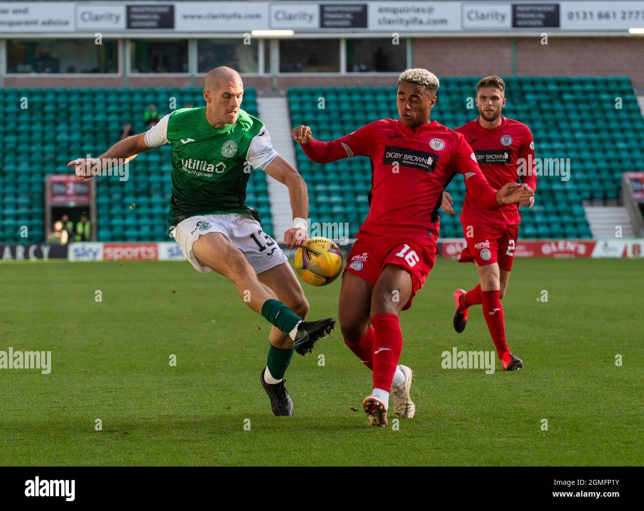 Edimburgo, Regno Unito. 18 settembre 2021. Cinch Premiership - Hibernian contro St Mirren 18/9/2021. L'Hibernian ospita St Mirren nella premiership cinch al Easter Road Stadium di Edimburgo, Midlothian, Regno Unito. PIC mostra: HibsÕ centrocampista cipriota, Alex Gogic, e il centrocampista di St Mirren, Ethan Erhahon, gareggiano per la palla. Credit: Ian Jacobs/Alamy Live News Foto Stock