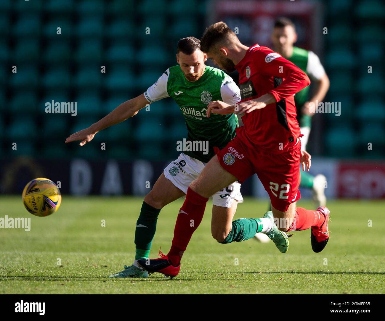 Edimburgo, Regno Unito. 18 settembre 2021. Cinch Premiership - Hibernian contro St Mirren 18/9/2021. L'Hibernian ospita St Mirren nella premiership cinch al Easter Road Stadium di Edimburgo, Midlothian, Regno Unito. PIC mostra: HibsÕ Winger, Martin Boyle, è affrontato dal difensore di San Mirren, Marcus Fraser. Credit: Ian Jacobs/Alamy Live News Foto Stock