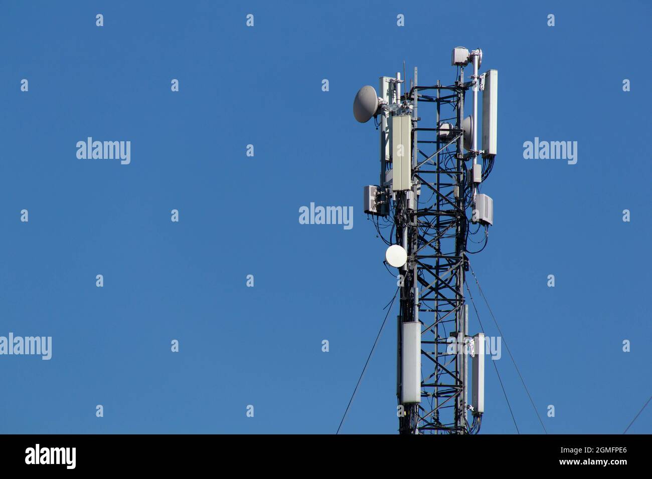 Cellulare torre sullo sfondo di un cielo blu e nuvola bianca. Torre TV per telecomunicazioni. Antenna cellulare. Trasmettitore Wi-fi Foto Stock