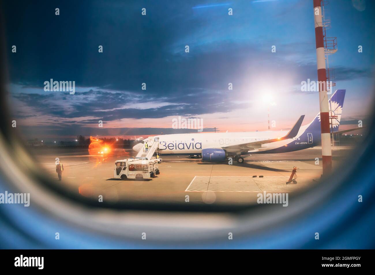 Velivoli aerei della compagnia aerea Belavia Stand presso l'aeroporto nazionale di Minsk. Vista dalla finestra aereo. Concetto di viaggio e trasporto Foto Stock