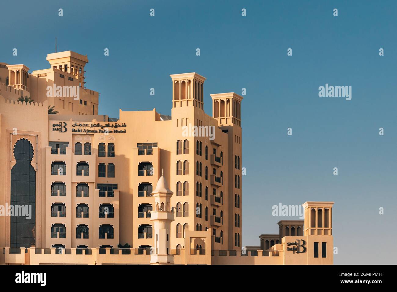 Edificio del Bahi Ajman Palace Hotel in Sunny Day. Architettura urbana di UAE Resort Città di Ajman. Dettaglio Foto Stock