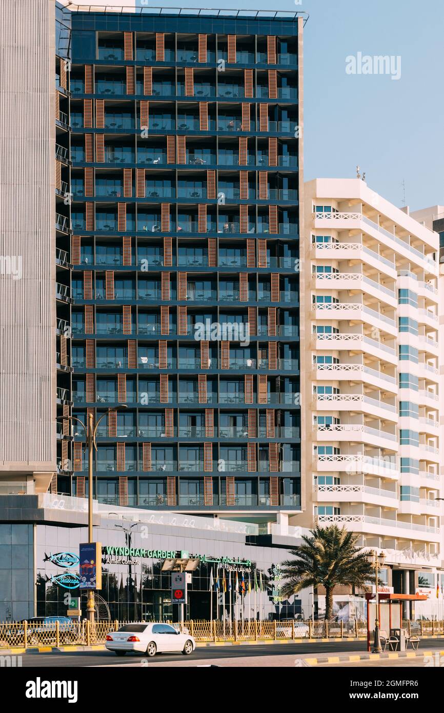 Edificio dell'hotel Wyndham Garden Corniche a Sunny Day. Architettura urbana di UAE Resort Città di Ajman Foto Stock