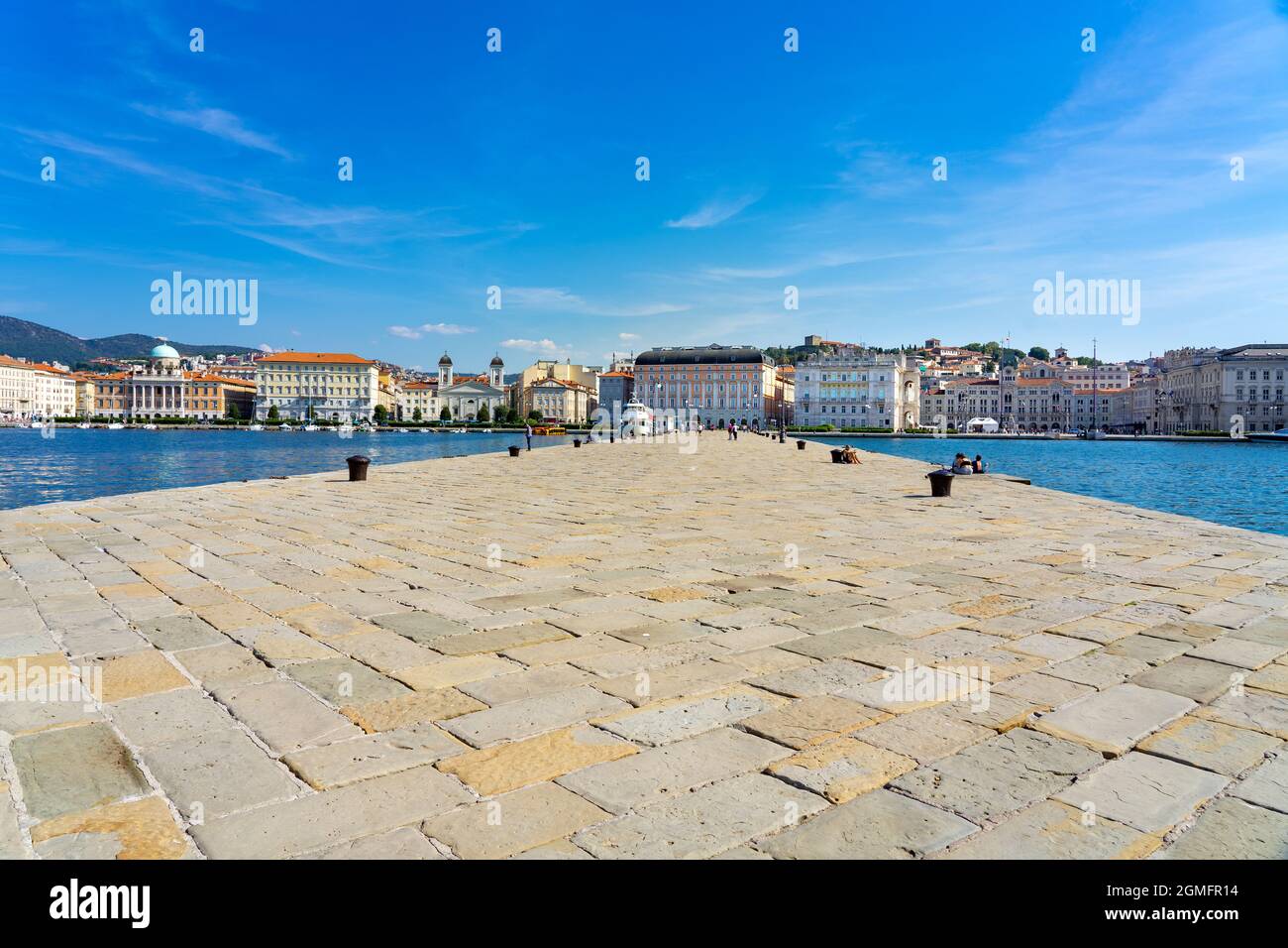 Vista della città dal molo di moli audace a Trieste con splendidi edifici . Foto Stock