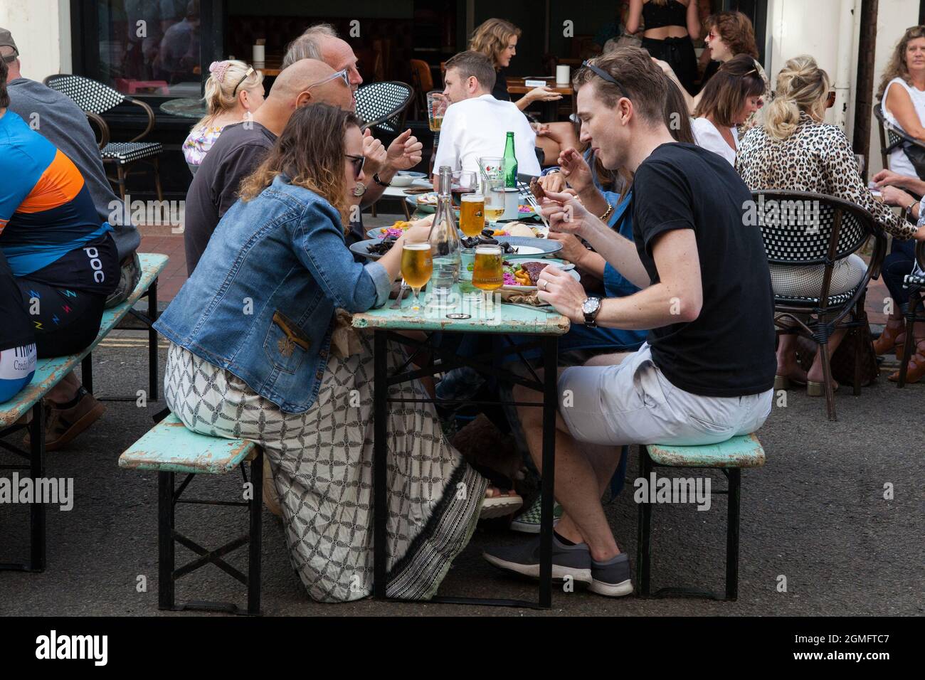 Un gruppo di amici che mangiano e bevono al pub Dorset Arms di Brighton Foto Stock