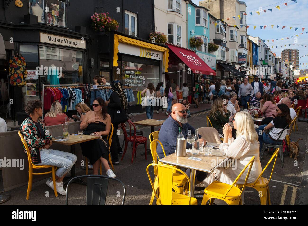 Caffè e negozi di Gardner Street nel quartiere alla moda di North Laines di Brighton Foto Stock