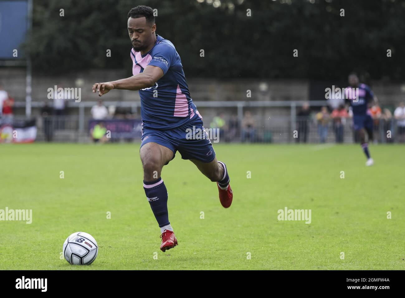 Londra, Regno Unito. 18 settembre 2021. Fa Cup secondo turno Qualifiche, Champion Hill. Chike Kandi. Una vittoria sconvolta per Bedfont Sports a Champion Hill, mentre i Bedfont Sport della South Central Division di Isthmian League lanciano il martello di Dulwich al primo ostacolo. Dulwich Hamlet 0 - 1 Bedfont Sport. Credit: SPP Sport Press Photo. /Alamy Live News Foto Stock