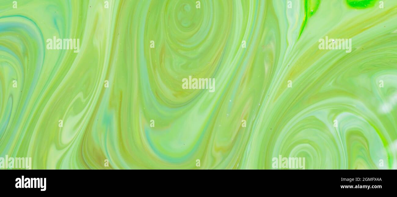 Sfondo verde fluido art. Modello astratto liquido con UFO verde. Struttura in marmo della superficie liquida. Arte fluida Foto Stock