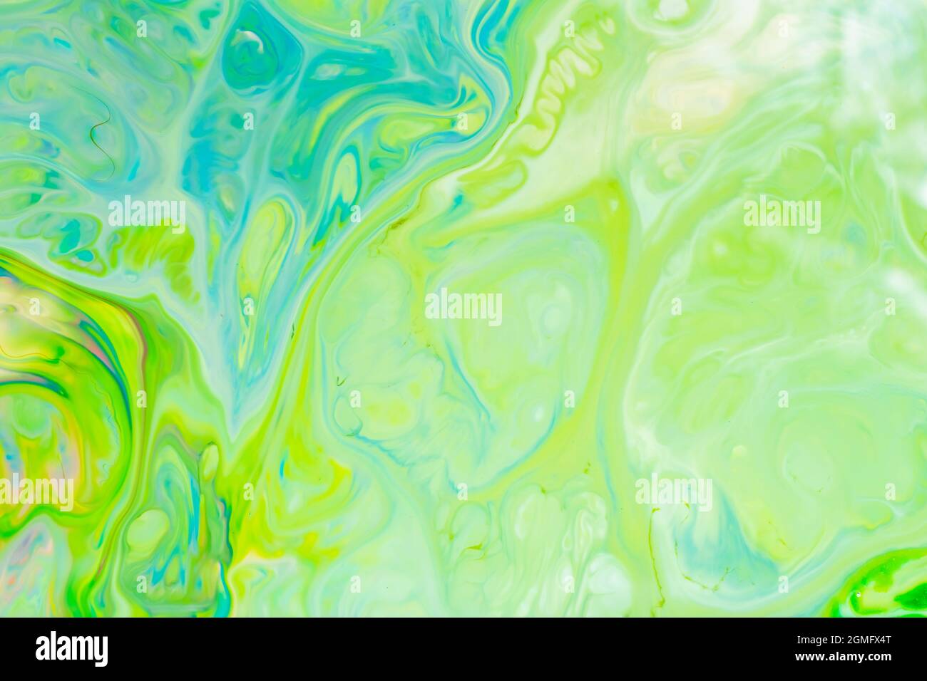 Sfondo verde fluido art. Modello astratto liquido con UFO verde. Struttura in marmo della superficie liquida. Arte fluida Foto Stock