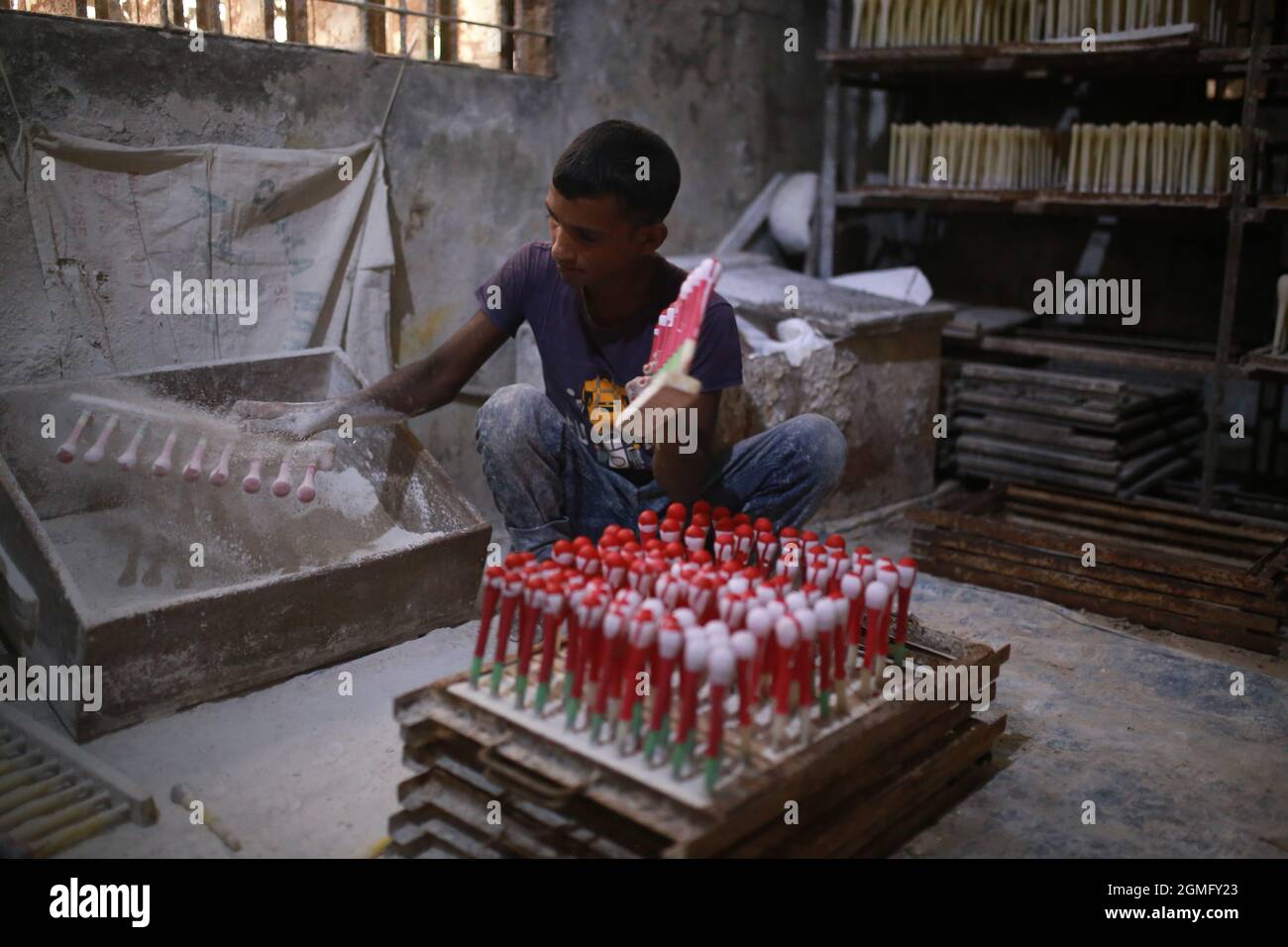 Un uomo lavora in una fabbrica di palloncini a Dhaka, Bangladesh. Le  fabbriche di palloncini stanno morendo a causa della cattura di prodotti di  chinses nel mercato del Bangladesh Foto stock -