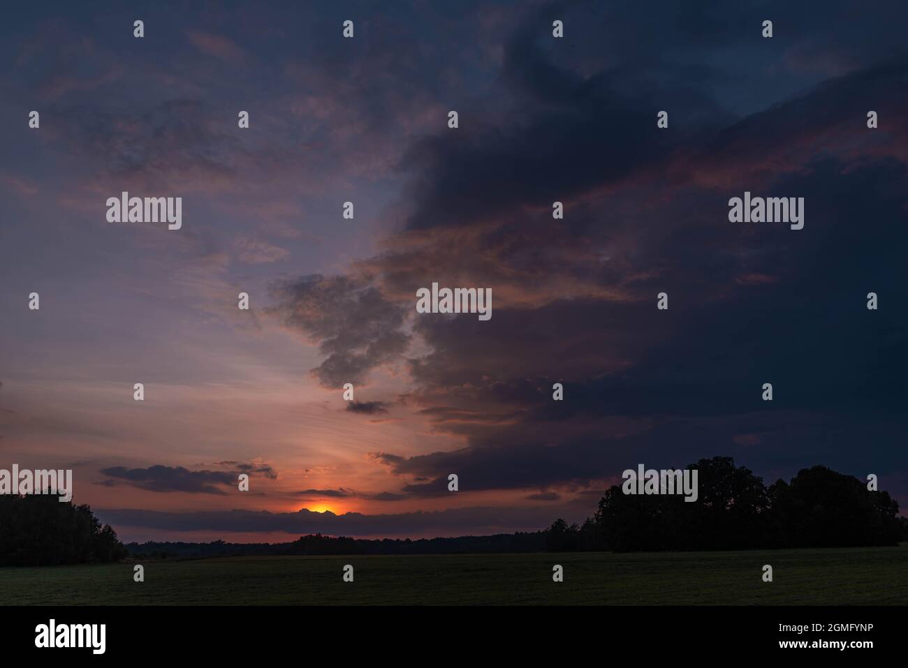 Nuvole illuminate dalla luce del sole che tramonta. Foto Stock