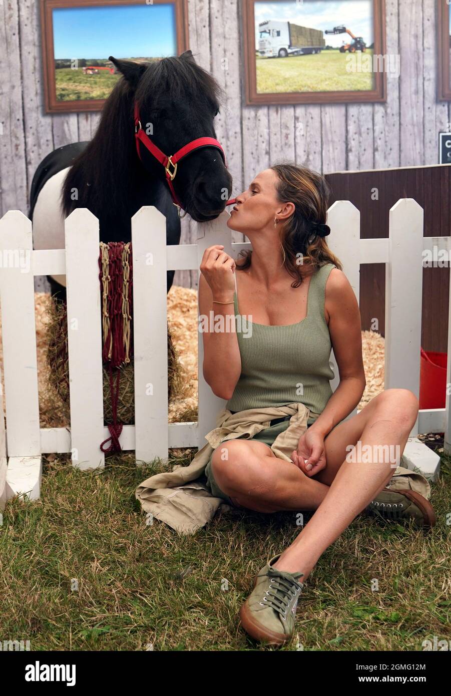 Oxford, UK, 18 settembre 2021, Francesca Cumania al Blenheim Palace International Horse Trials portato a voi dal Jockey Club tenuto nel parco di Blenheim Palace, nel villaggio di Woodstock vicino Oxford in Regno Unito tra il 16 e il 19 settembre 2021 Credit: Peter Nixon/Alamy Live News Foto Stock