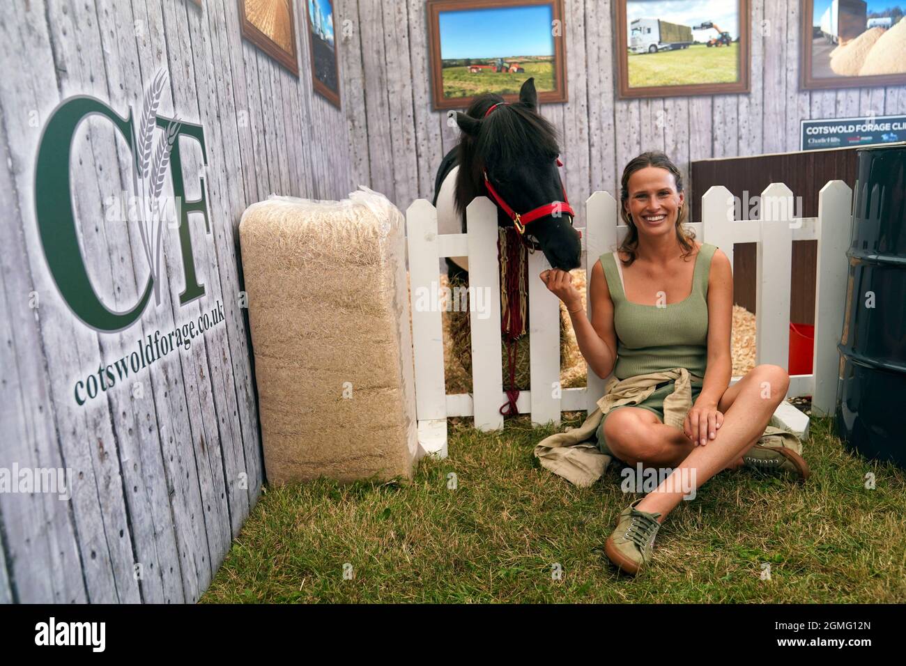 Oxford, UK, 18 settembre 2021, Francesca Cumania al Blenheim Palace International Horse Trials portato a voi dal Jockey Club tenuto nel parco di Blenheim Palace, nel villaggio di Woodstock vicino Oxford in Regno Unito tra il 16 e il 19 settembre 2021 Credit: Peter Nixon/Alamy Live News Foto Stock