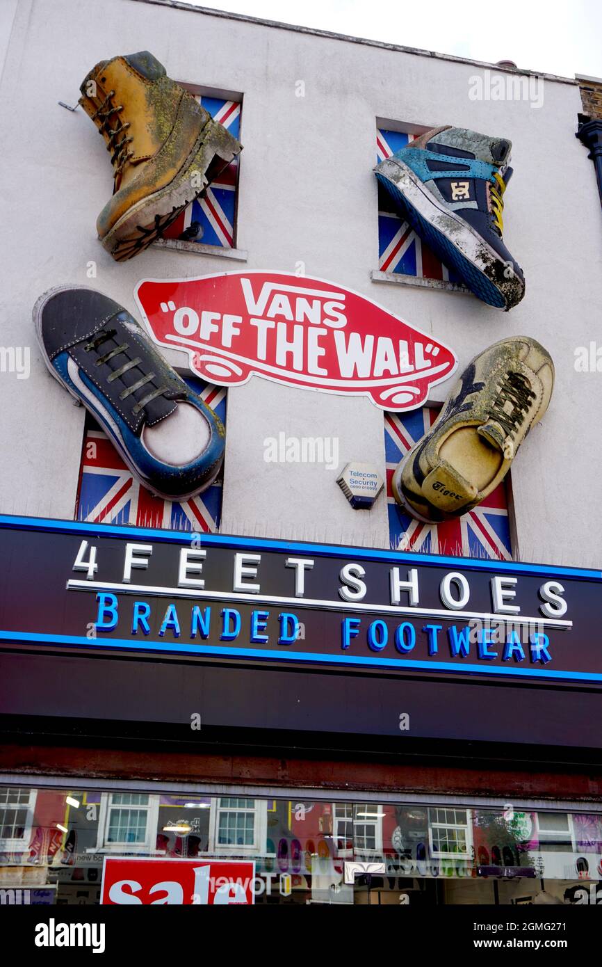 Vans 'Off the Wall' a Camden Town, Londra, Regno Unito Foto stock - Alamy