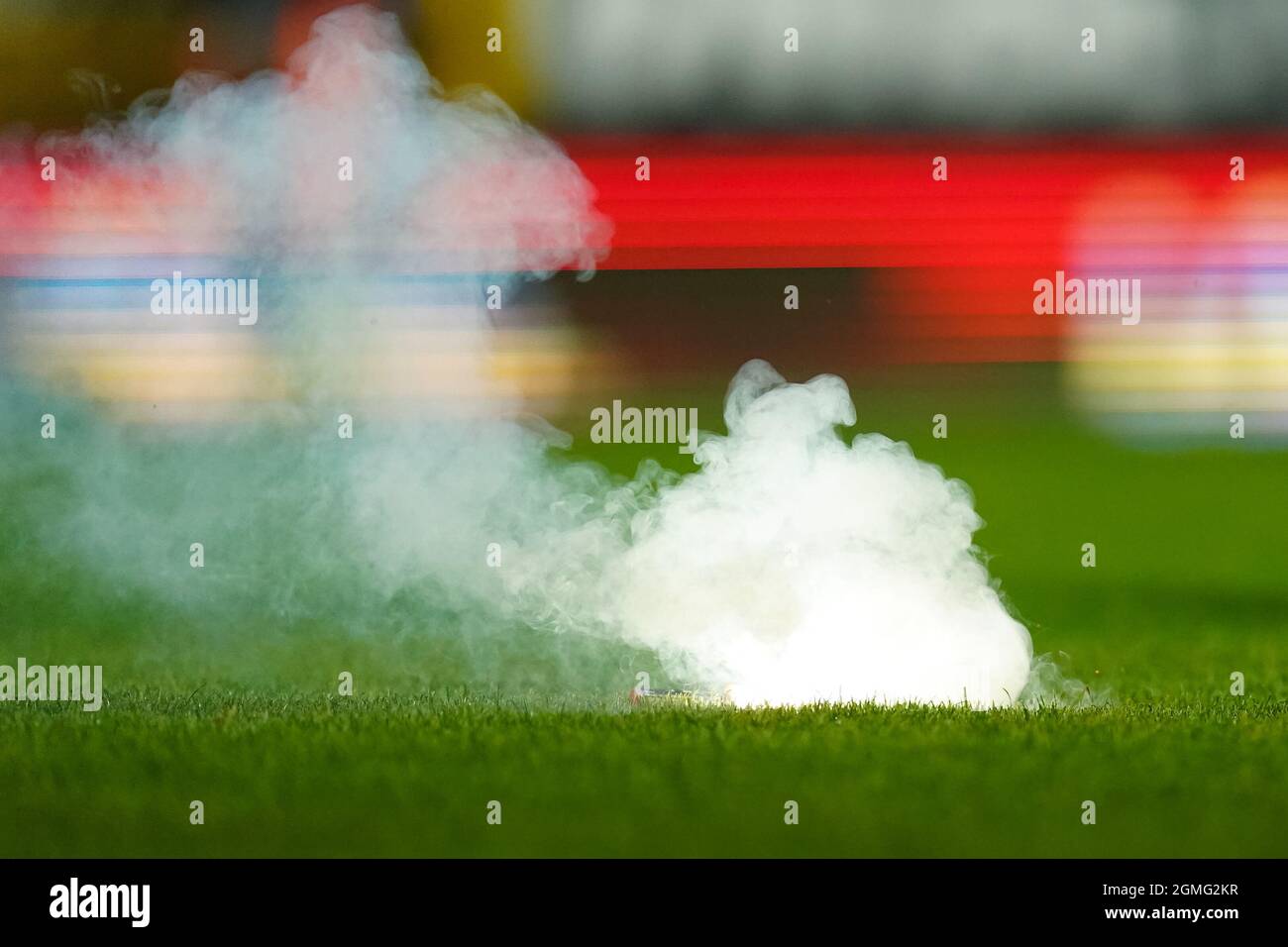 CHARLEROI, BELGIO - SETTEMBRE 18: Fuochi d'artificio in campo durante la partita della Giupiler Pro League tra Sporting Charleroi e Club Brugge allo Stade du Pays de Charleroi il 18 Settembre 2021 a Charleroi, Belgio (Foto di Joris Verwijst/Orange Pictures) Foto Stock