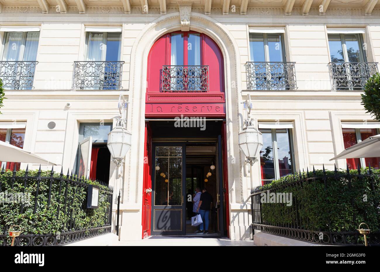 Parigi, Francia-18 settembre 2021 : un palazzo urbano altamente distintivo con indirizzo privato appena fuori dagli Champs Elysees, la Reserve Paris offre quin Foto Stock