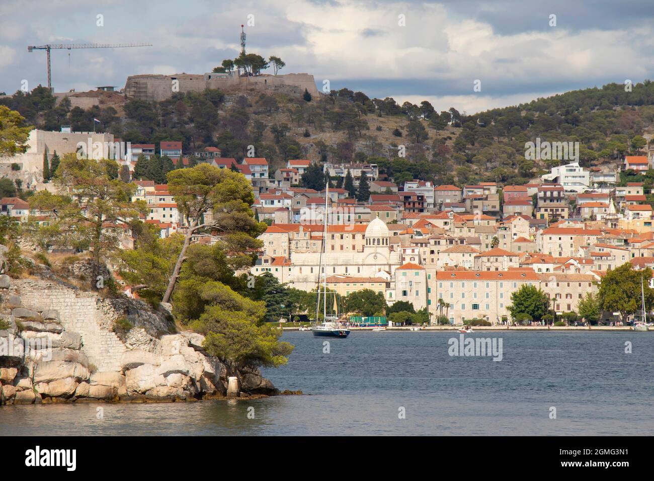 Sibenik, Croazia - 25 agosto 2021: Old Own con porto, passeggiata, case in pietra, cattedrale e fortezza vista dal mare quando si arriva in nave Foto Stock