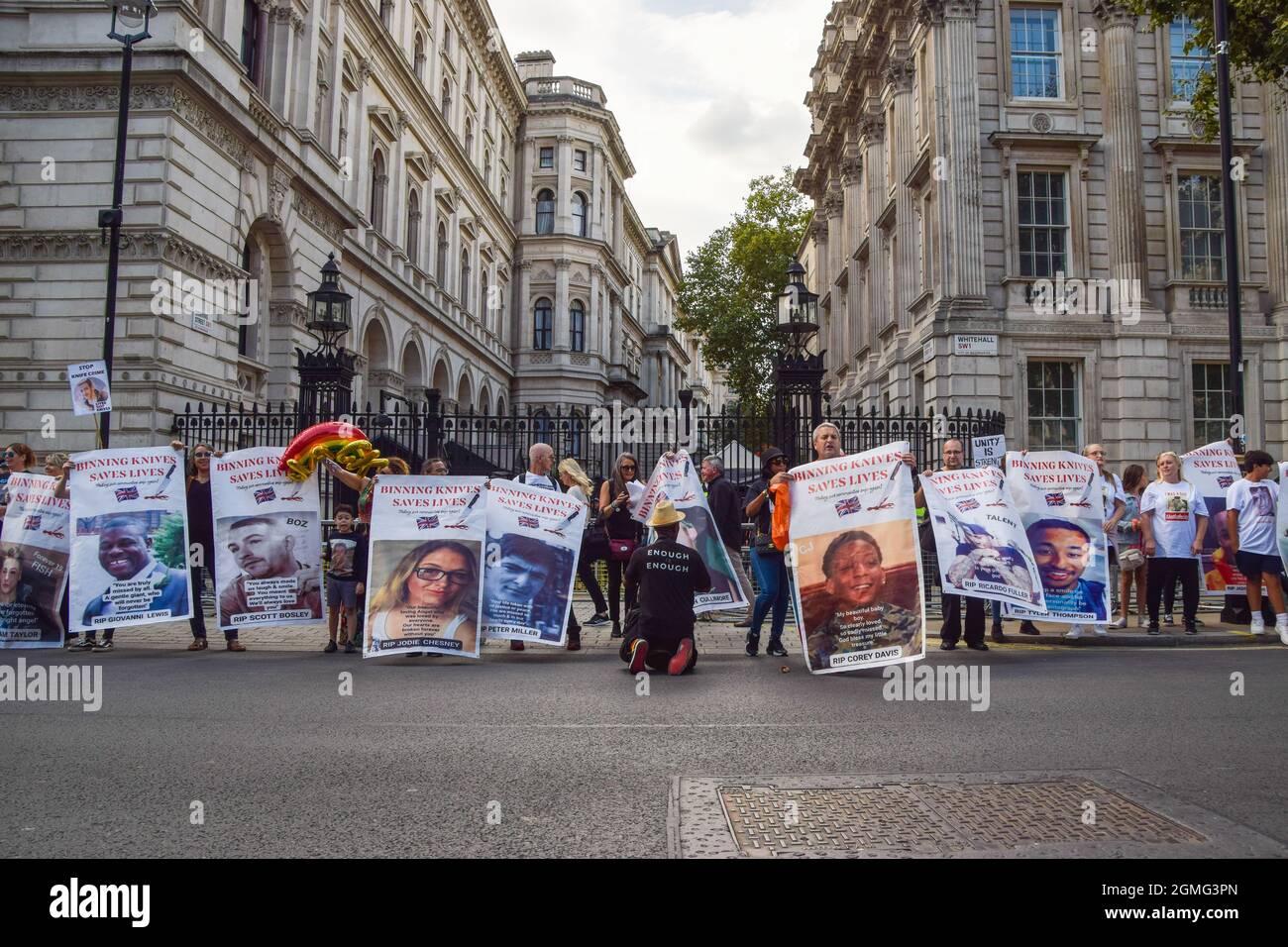 Londra, Regno Unito. 18 settembre 2021. Gli attivisti tengono foto delle vittime del crimine di coltello fuori da Downing Street durante la dimostrazione "Binning Knives Saves Lives". Credit: Vuk Valcic / Alamy Live News Foto Stock