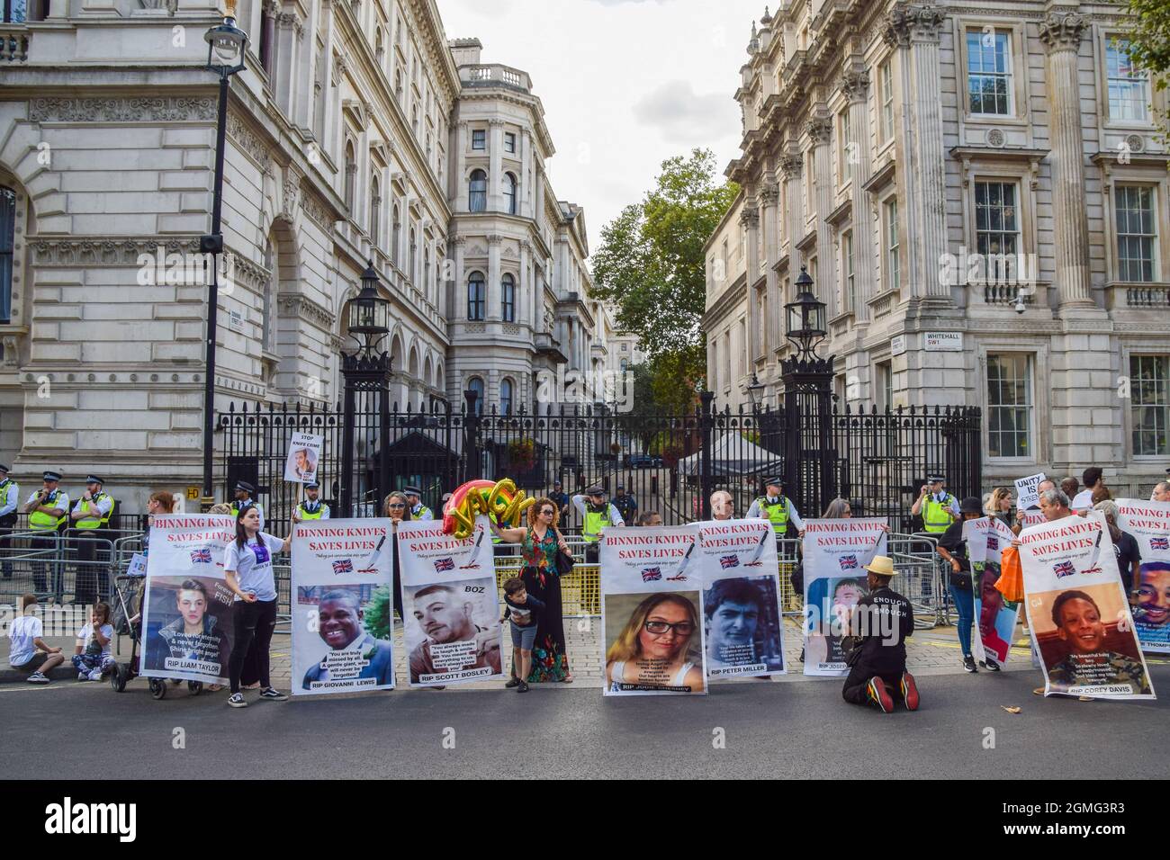 Londra, Regno Unito. 18 settembre 2021. Gli attivisti tengono foto delle vittime del crimine di coltello fuori da Downing Street durante la dimostrazione "Binning Knives Saves Lives". Credit: Vuk Valcic / Alamy Live News Foto Stock
