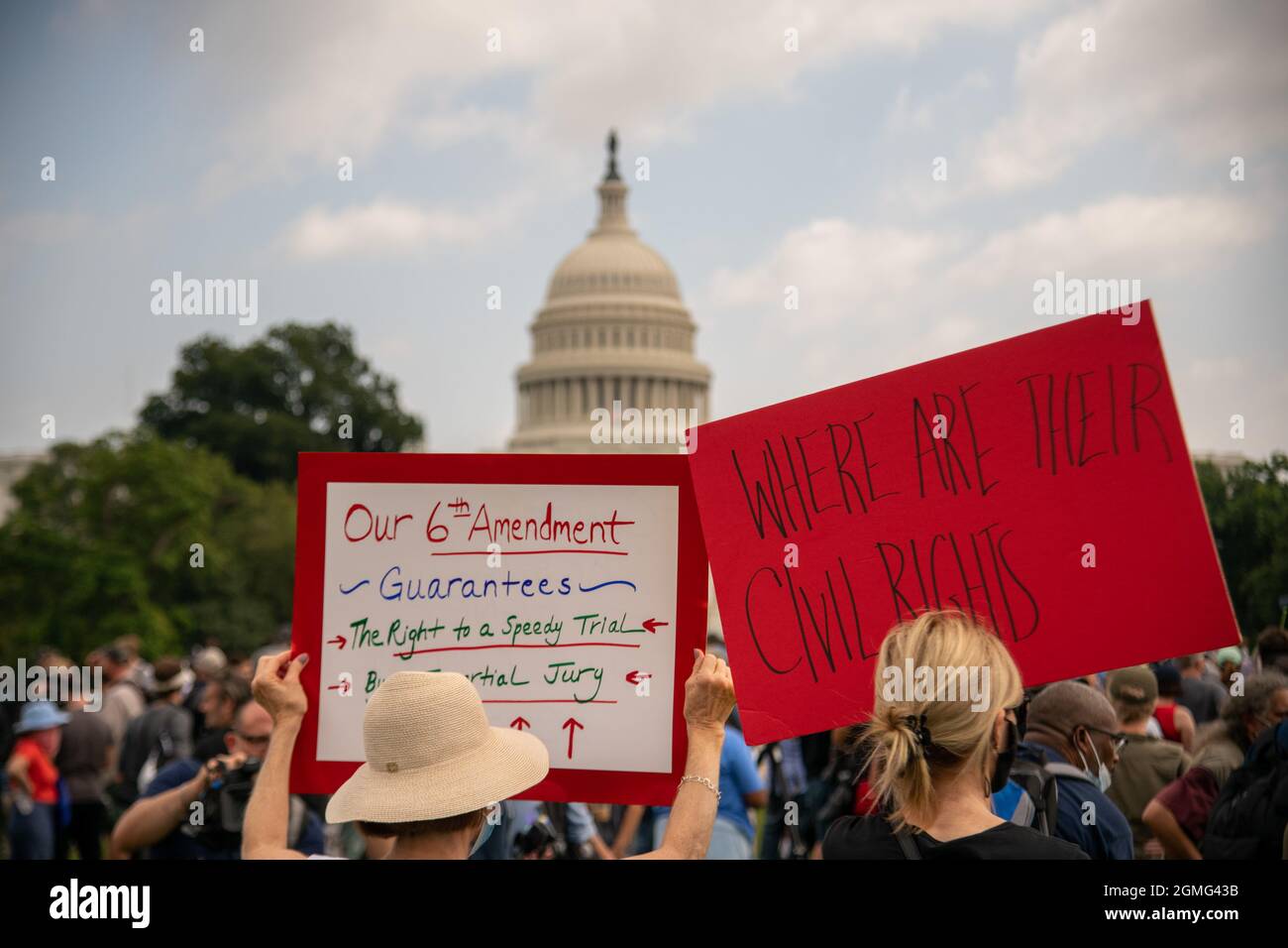 Washington, Stati Uniti. 18 settembre 2021. I manifestanti hanno firmato il rally "Justice for J6", una protesta per il trattamento di coloro arrestati il 6 gennaio durante lo storming del Campidoglio degli Stati Uniti, a Washington, DC il 18 settembre 2021. (Foto di Matthew Rodier/Sipa USA) Credit: Sipa USA/Alamy Live News Foto Stock