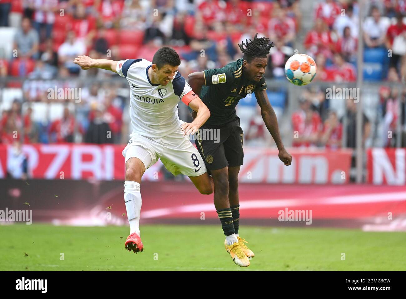 Anthony LOSILLA (VFL Bochum), azione, duelli contro Omar RICHARDS (FC Bayern Monaco). Calcio 1° stagione Bundesliga 2021/2022, 5° giorno di incontro, giorno di incontro 05. FC Bayern Munich-VFL Bochum 7-0, il 18 settembre 2021, ALLIANZARENA Muenchen. Foto Stock