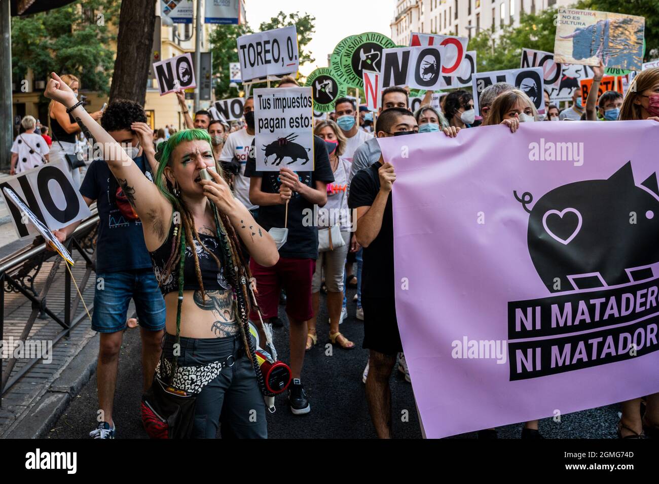 Madrid, Spagna. 18 settembre 2021. I manifestanti che trasportano i cartelloni durante una dimostrazione contro le corride chiamate dal partito per i diritti degli animali PACMA fuori dall'arena di Las Ventas. Credit: Marcos del Maio/Alamy Live News Foto Stock