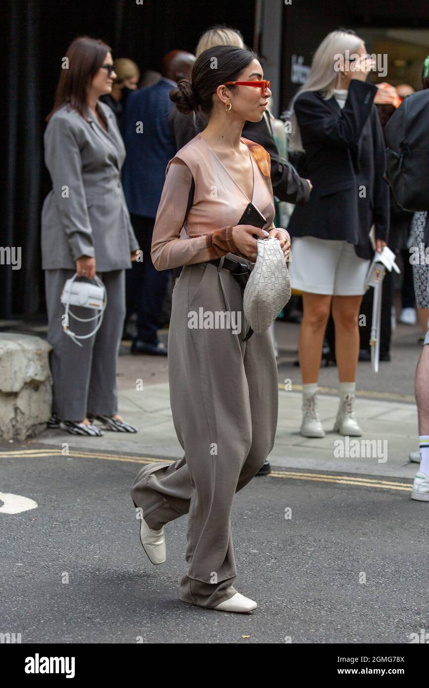 Londra, Regno Unito. 18 settembre 2021. Fashionista partecipa alla London Fashion Week. (Foto di Pietro Recchia/SOPA Images/Sipa USA) Credit: Sipa USA/Alamy Live News Foto Stock