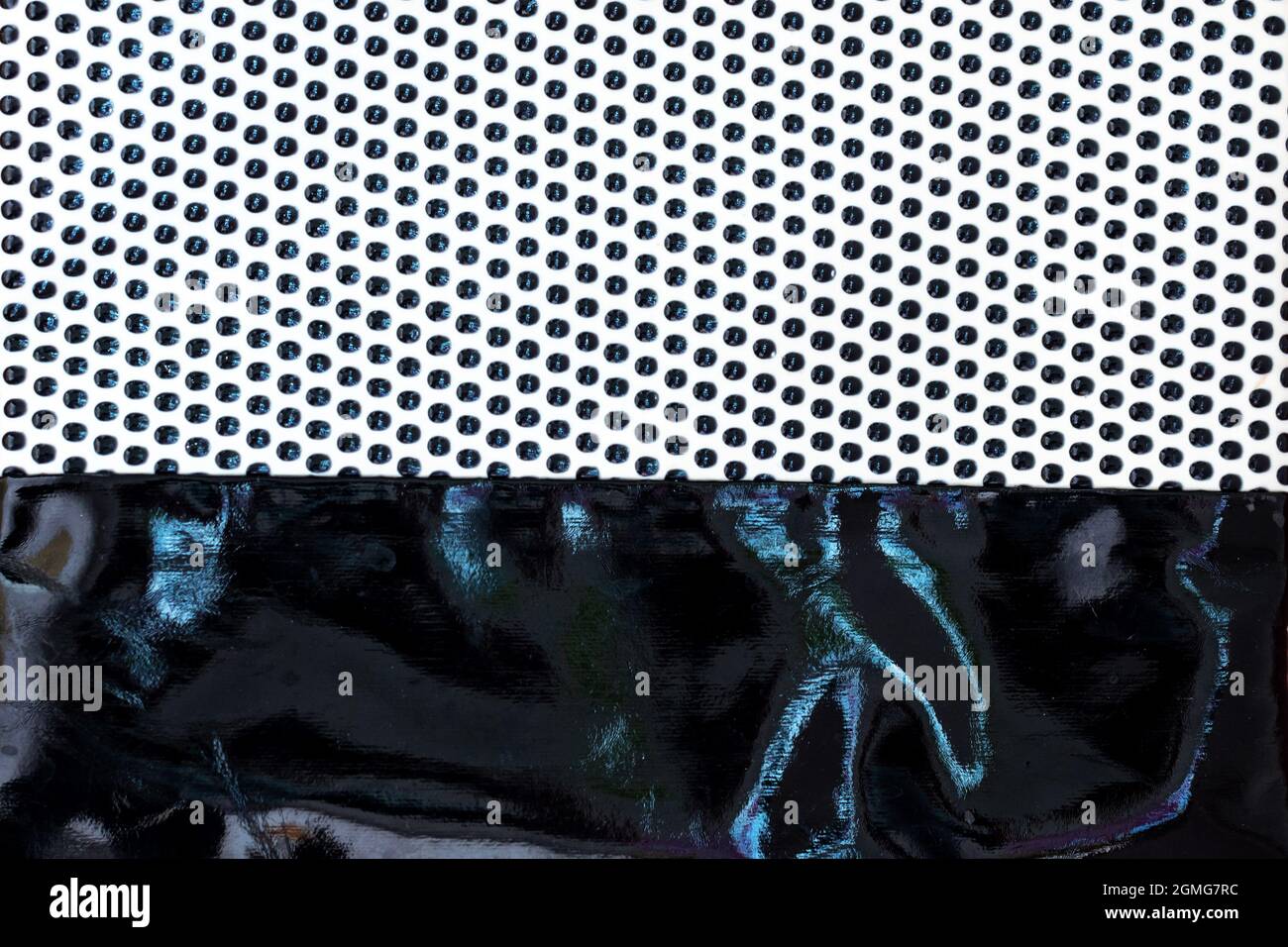 Tessuto con motivo a punti e pelle laccata come sfondo Foto Stock