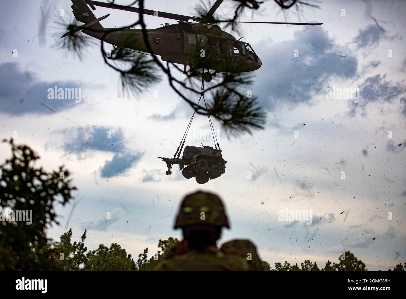 I paracadutisti assegnati all'82o Battaglione di supporto Brigata, 3o Team di combattimento Brigata, 82o Divisione Airborne conducono l'addestramento di assalto aereo durante un'esercitazione combinata di fuoco vivo di armi (CALFEX) su Fort Bragg, N.C., 16 settembre 2021. Il CALFEX serve a rendere più nitida la disponibilità tattica in situazioni di incendio sotto tensione. (STATI UNITI Esercito foto di PFC. Vincent Levquota) Foto Stock