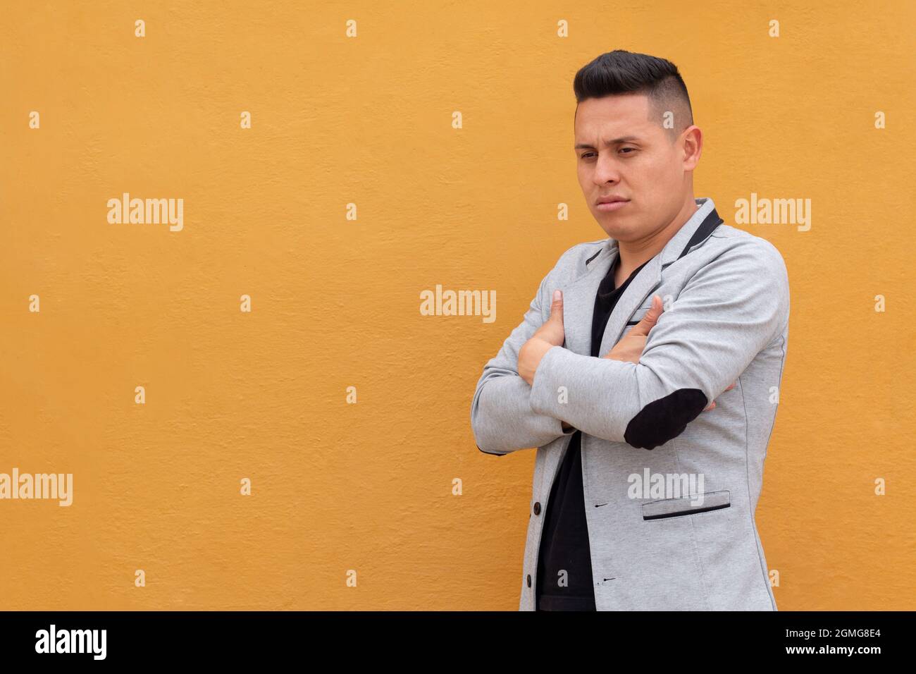 Uomo indignato con sguardo abbassato e un po' arrabbiato Foto Stock