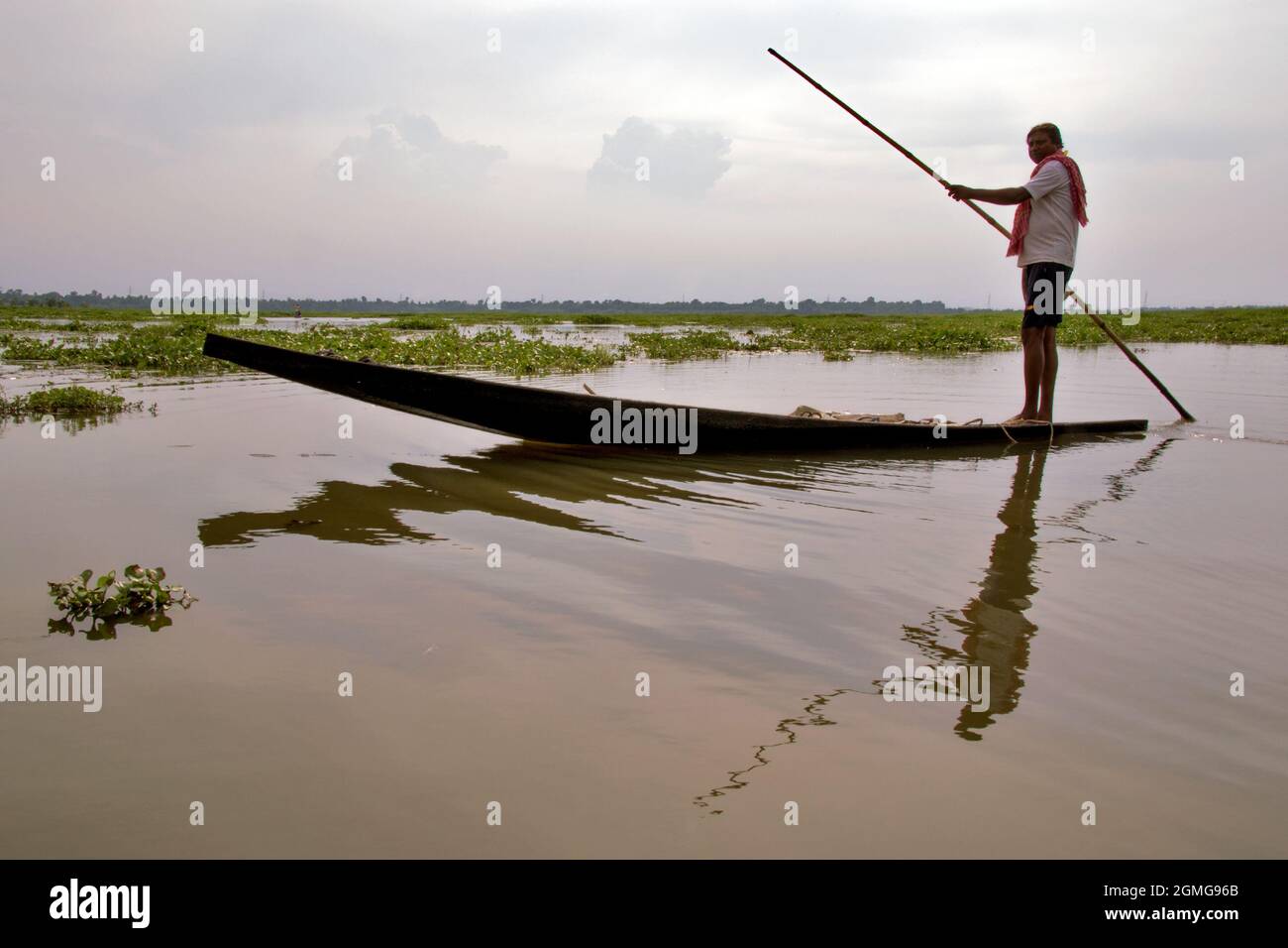 Foto del tramonto nel villaggio rurale Bengala dove si vede un boatman guidare la sua barca. Foto Stock