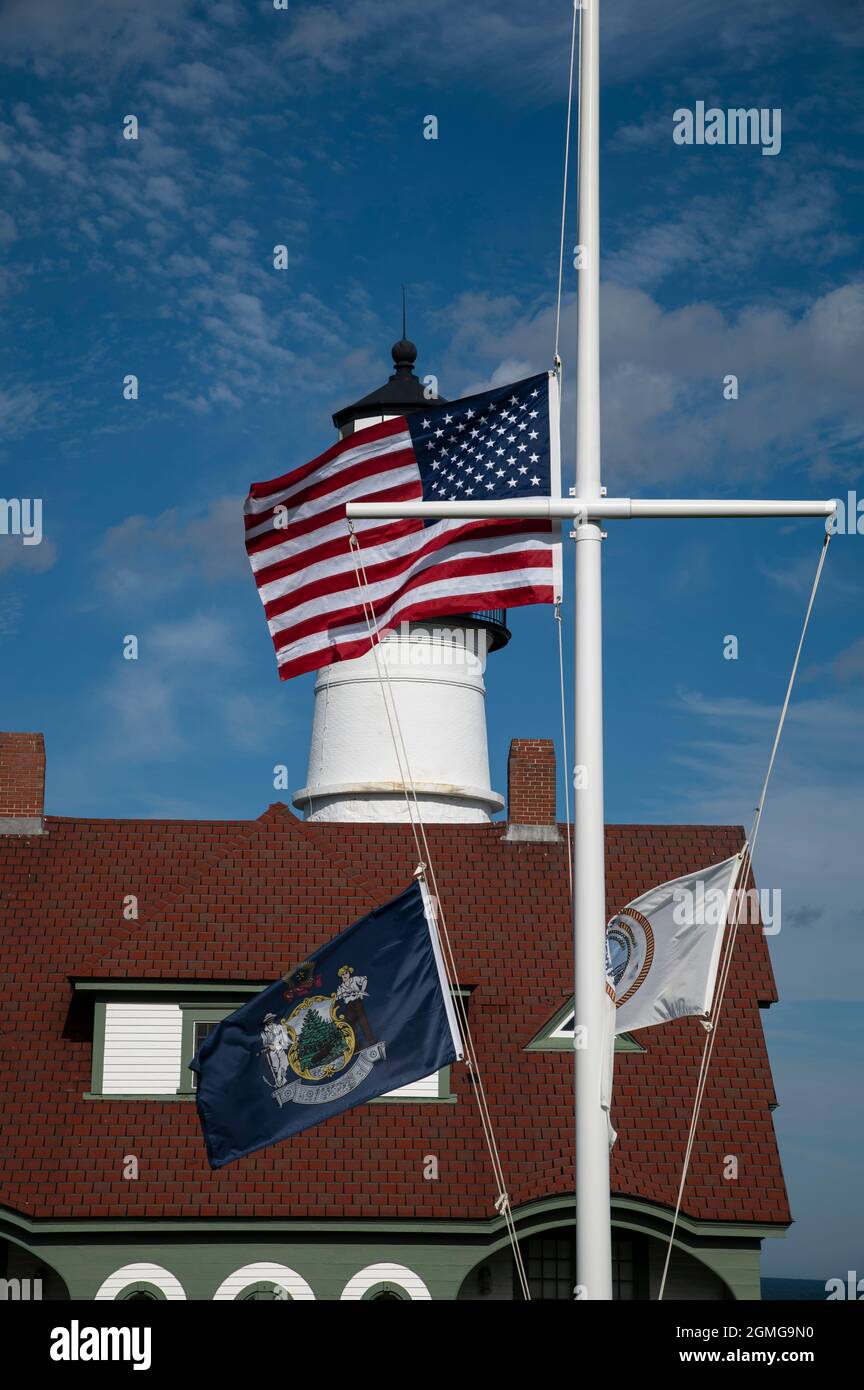 Ricordando 9-11 vent'anni più tardi; bandiera a mezzo palo di fronte al faro Portland Head nel Maine, per onorare quelli che sono caduti e hanno servito. Foto Stock