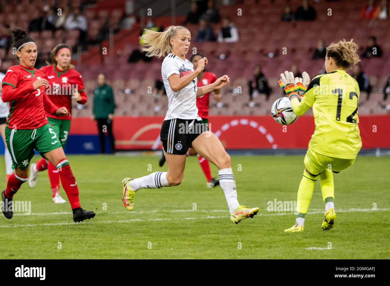 Cottbus, Germania. 18 settembre 2021. Lea Schüller (7 Germania) durante la partita di qualificazione WM tra Germania e Bulgaria allo Stadion der Freundschaft il 18 settembre 2021 a Cottbus, Germania credito: SPP Sport Press Foto. /Alamy Live News Foto Stock