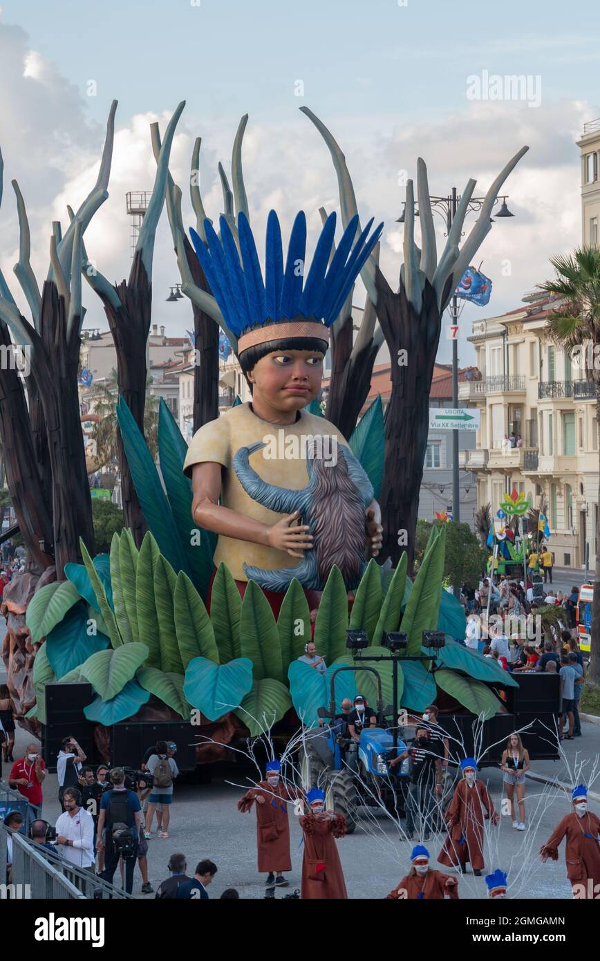 Viareggio, Italia. 18 settembre 2021. Viareggio (LU) primo corso mascherato del Carnevale universale di Viareggio nella foto: Prima categoria Amazonas Wagon by Alessandro Advance Credit: Independent Photo Agency/Alamy Live News Foto Stock