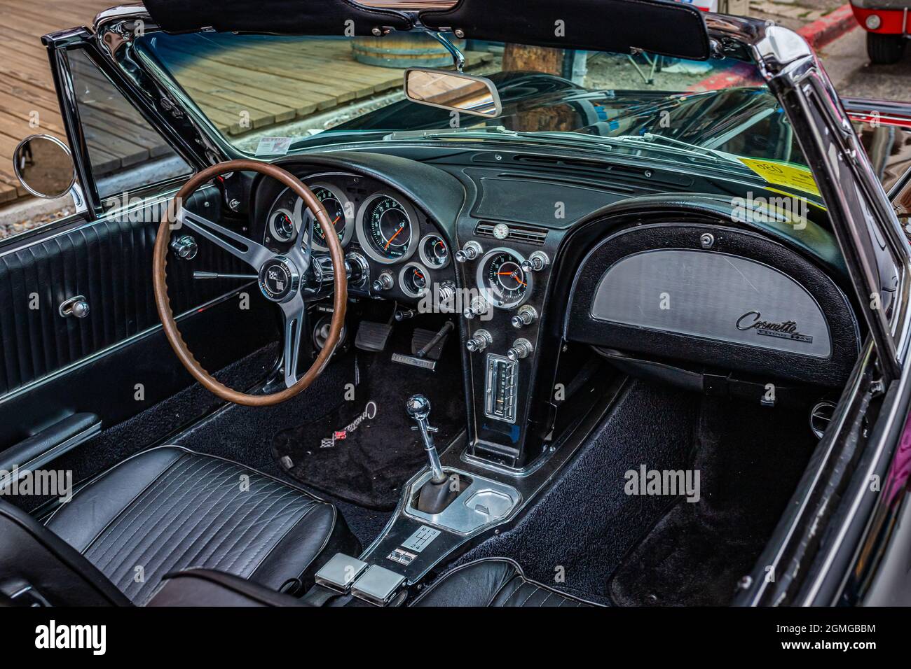 Virginia City, NV - 31 luglio 2021: 1964 Chevrolet Corvette Stingray convertibile ad una mostra di auto locale. Foto Stock