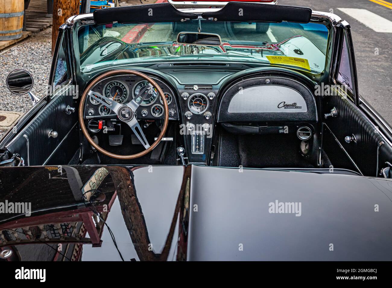 Virginia City, NV - 31 luglio 2021: 1964 Chevrolet Corvette Stingray convertibile ad una mostra di auto locale. Foto Stock