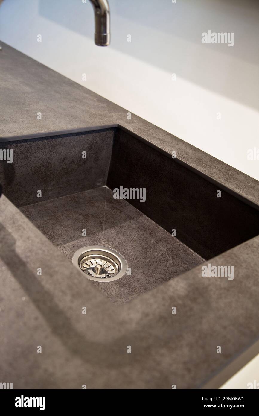 Interni di lussuosa cucina moderna e lavello e rubinetto in ceramica Foto Stock