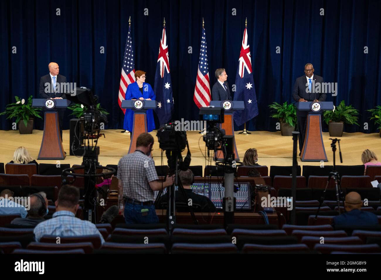 Austin III, a destra, risponde a una domanda durante una conferenza stampa congiunta con il Segretario di Stato Tony Blinken, e le loro controparti australiane al Dipartimento di Stato 16 settembre 2021 a Washington, DC. Da sinistra a destra ci sono: Il Ministro della Difesa australiano Peter Dutton, il Ministro degli Esteri australiano Marise Payne, il Segretario di Stato degli Stati Uniti Tony Blinken e il Segretario della Difesa degli Stati Uniti Lloyd Austin. Credito: SSgt. SGT. Jack Sanders/DOD/Alamy Live News Foto Stock