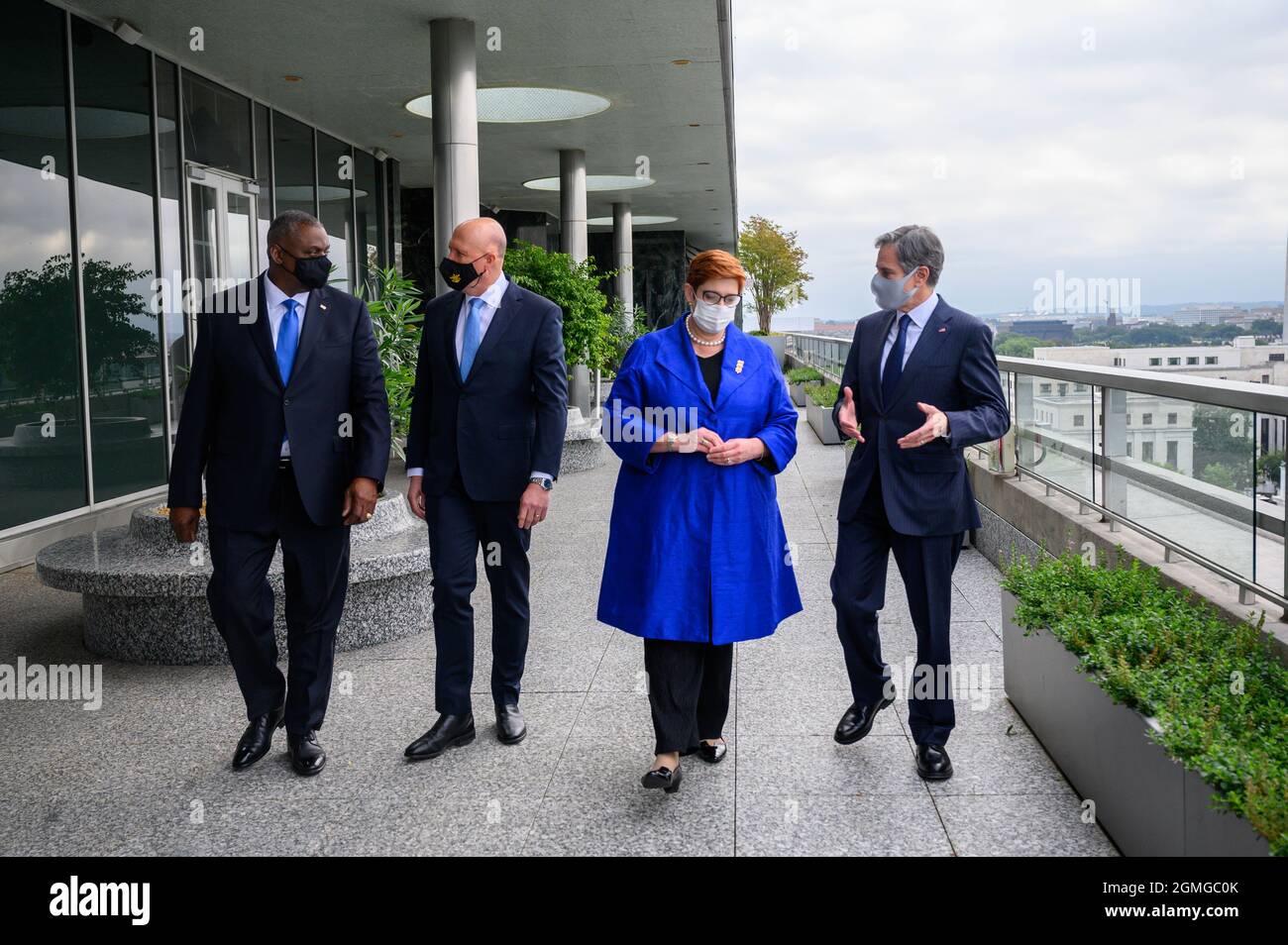 Austin III, segretario di Difesa degli Stati Uniti, e il segretario di Stato Tony Blinken, a destra, camminano con le loro controparti australiane al Dipartimento di Stato 16 settembre 2021 a Washington, DC. Da sinistra a destra ci sono: Il Segretario della Difesa degli Stati Uniti Lloyd Austin, il Ministro della Difesa australiano Peter Dutton, il Ministro degli Esteri australiano Marise Payne e il Segretario di Stato degli Stati Uniti Tony Blinken. Credito: SSgt. SGT. Jack Sanders/DOD/Alamy Live News Foto Stock