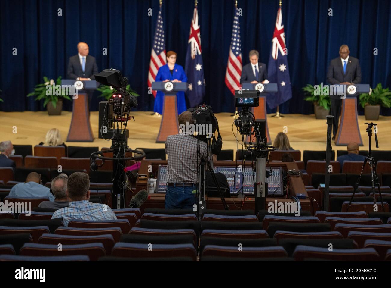 Austin III, a destra, risponde a una domanda durante una conferenza stampa congiunta con il Segretario di Stato Tony Blinken, e le loro controparti australiane al Dipartimento di Stato 16 settembre 2021 a Washington, DC. Da sinistra a destra ci sono: Il Ministro della Difesa australiano Peter Dutton, il Ministro degli Esteri australiano Marise Payne, il Segretario di Stato degli Stati Uniti Tony Blinken e il Segretario della Difesa degli Stati Uniti Lloyd Austin. Credito: SSgt. SGT. Jack Sanders/DOD/Alamy Live News Foto Stock